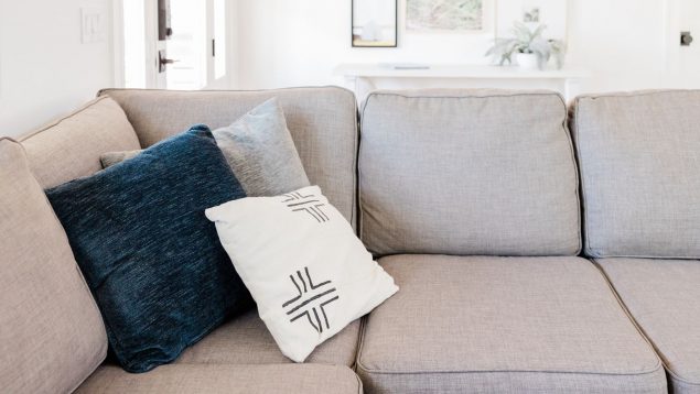 El truco que nunca falla con el que tu sofá quedará reluciente y como nuevo
