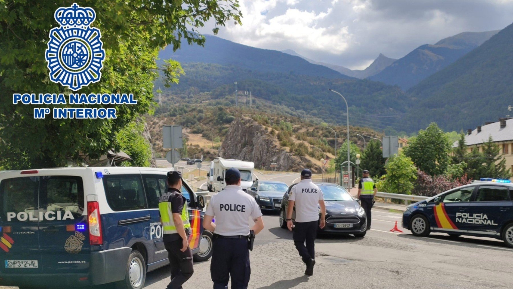 Policías españoles y franceses en la frontera. (Foto: Ep)