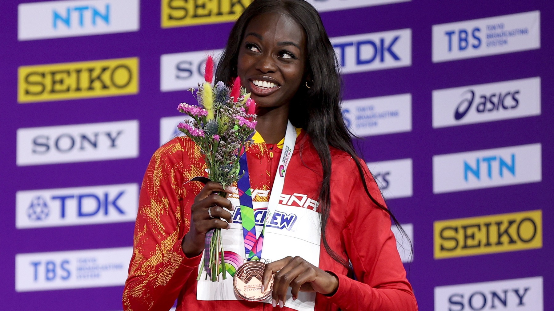 Fátima Diame en el podio del Mundial. (EFE)