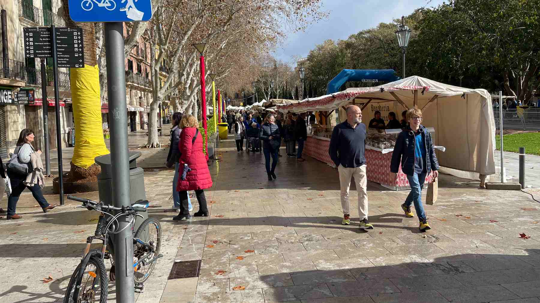 Ciudadanos de Palma pasean por la ciudad por el Día de Baleares.