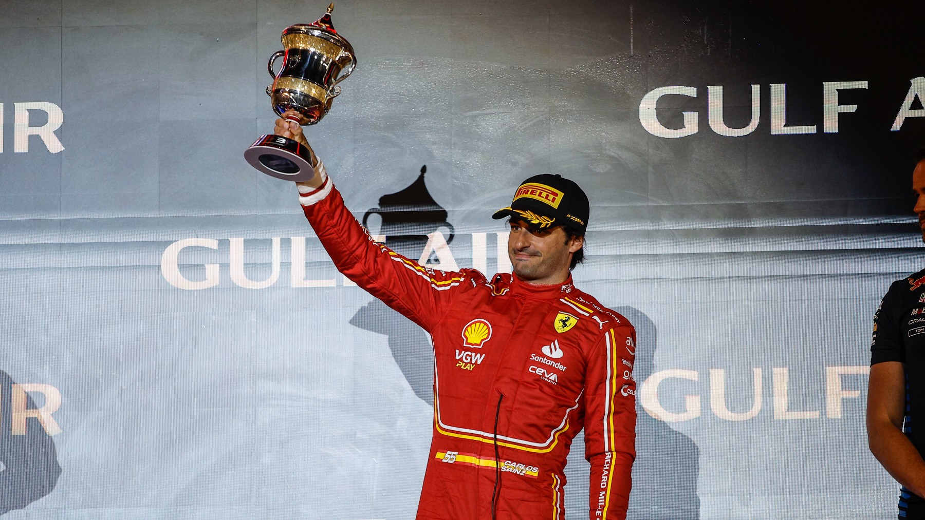 Carlos Sainz celebra su trofeo en el podio de Bahrein. (Europa Press)