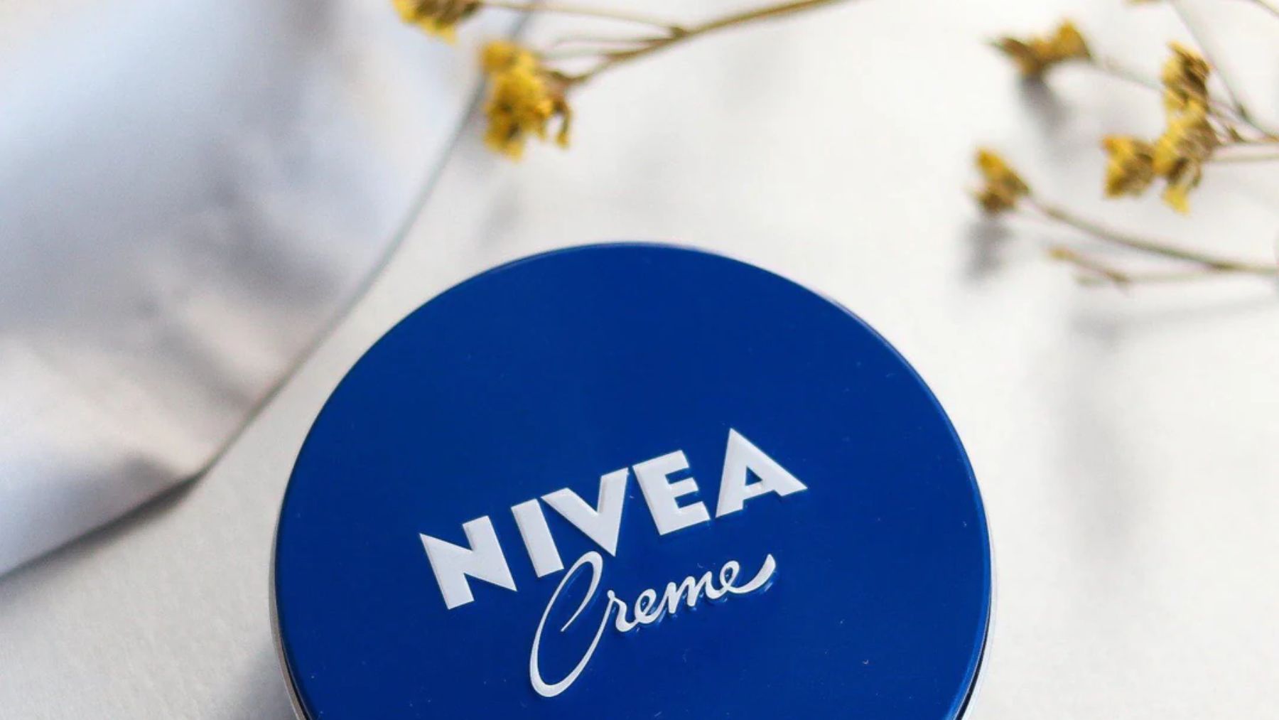 Nivea lata azul.