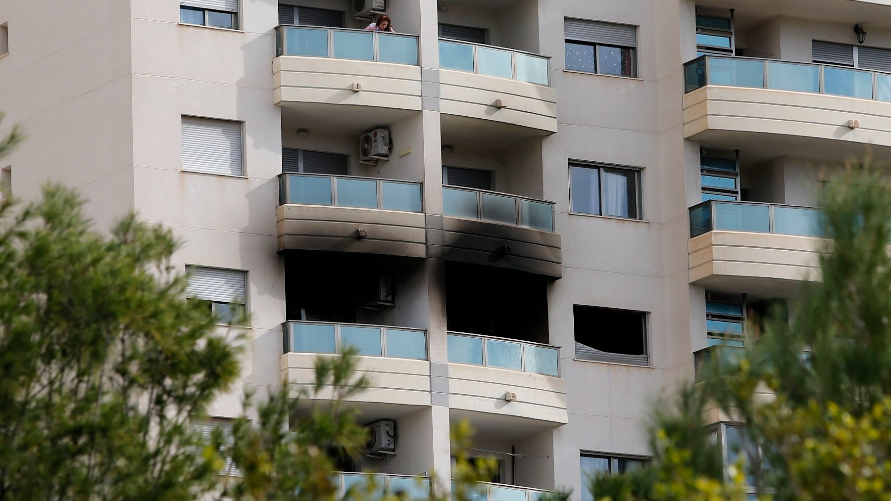 En el centro, la vivienda asolada por el fuego en Villajoyosa.