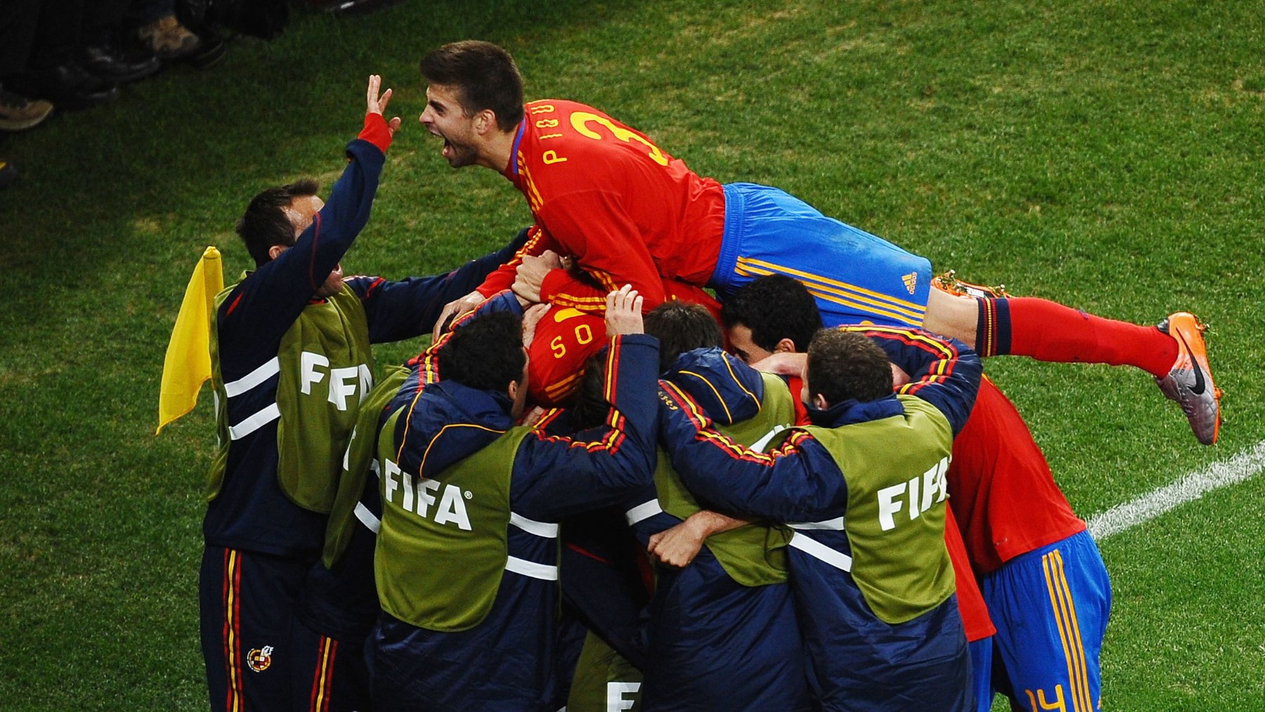 Piqué celebra con sus compañeros una victoria en el Mundial 2010. (Getty)