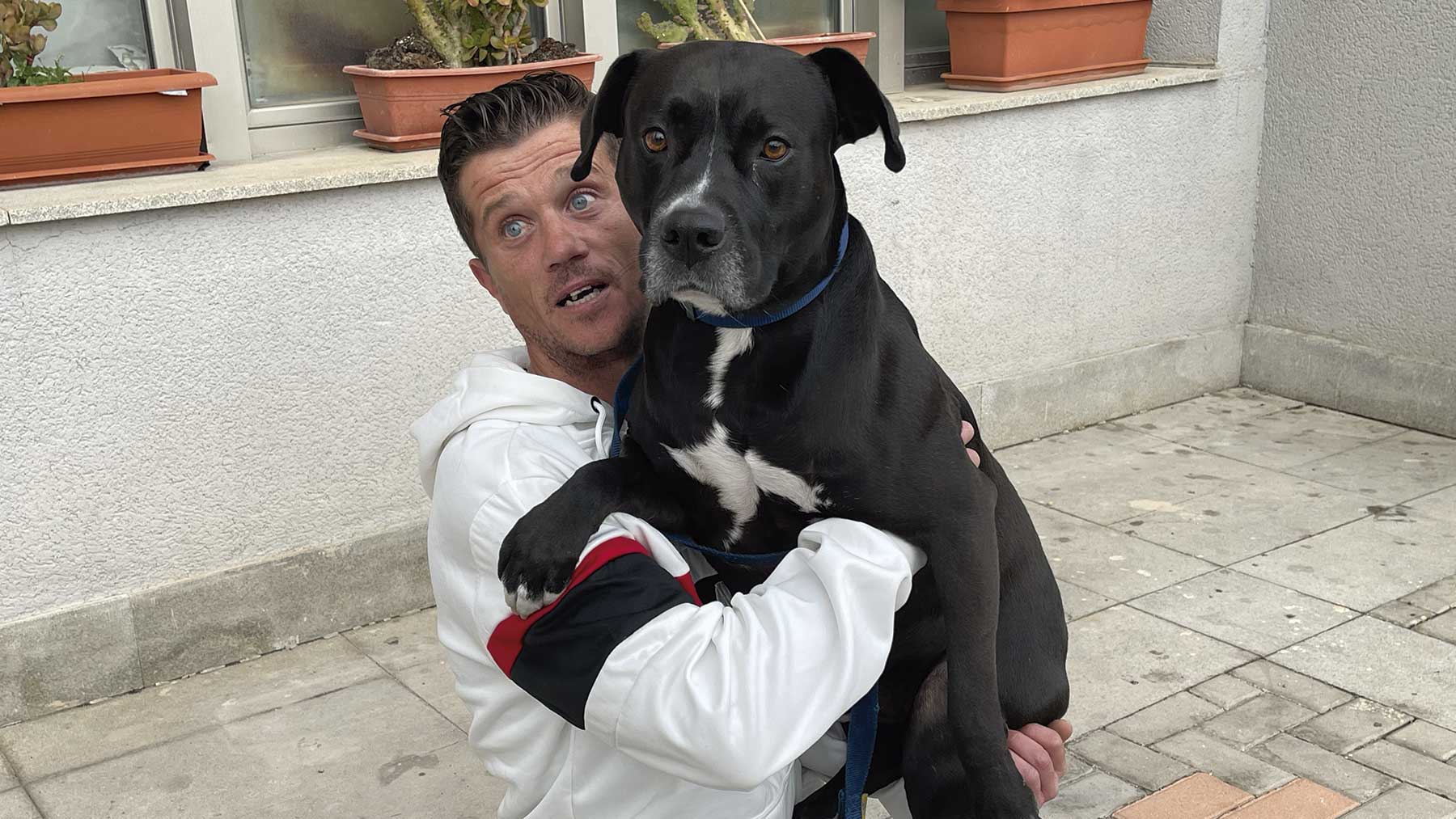 Gordo, el perro que alertó del incendio de Villajoyosa, con su dueño.