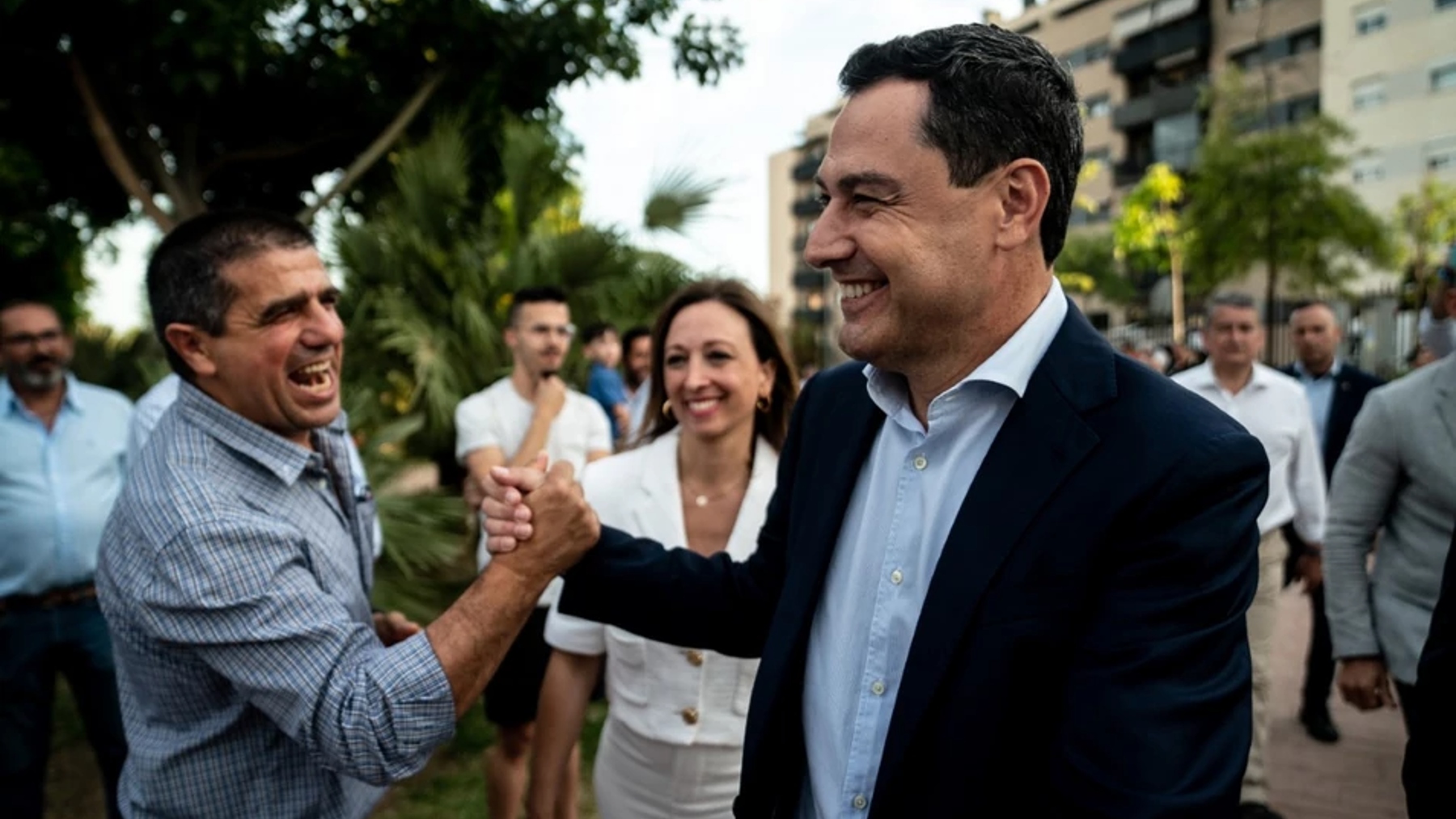 El presidente de la Junta de Andlaucía, Juanma Moreno, saludando a un ciudadano (PP-A).