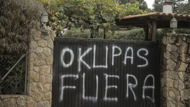 Pintada en el portal de una cosa en contra de los Okupas