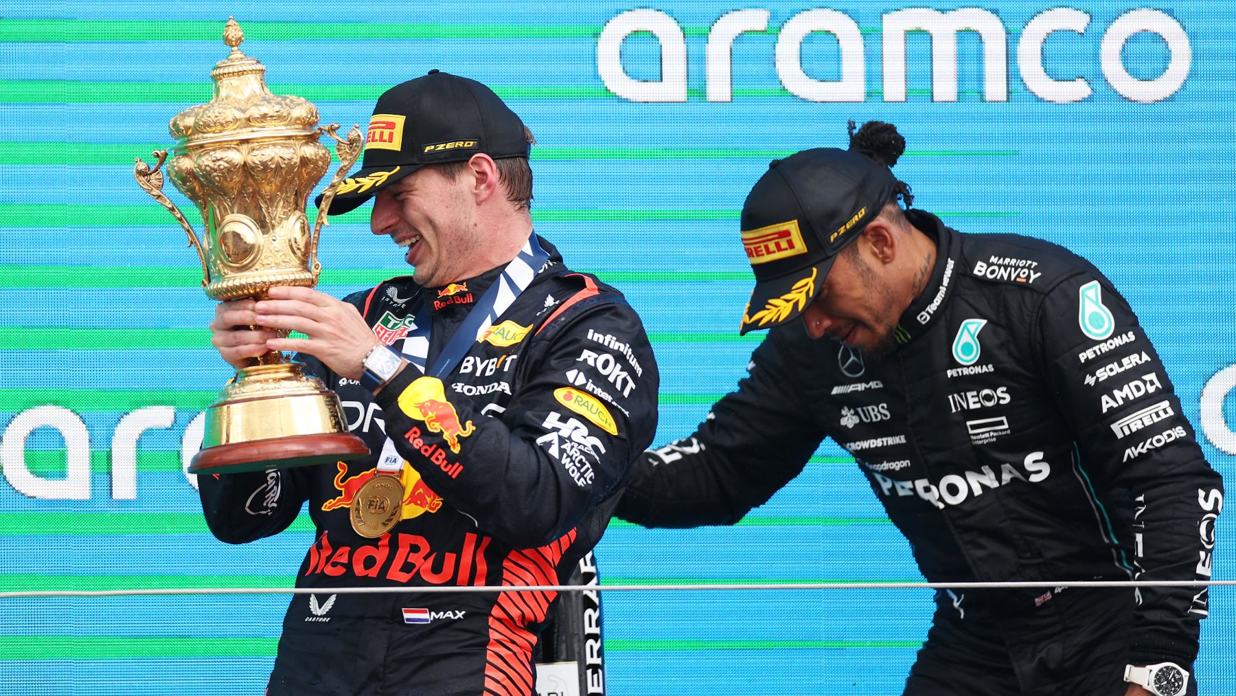 Max Verstappen y Lewis Hamilton celebran en un podio del Mundial de F1 2023. (Getty)