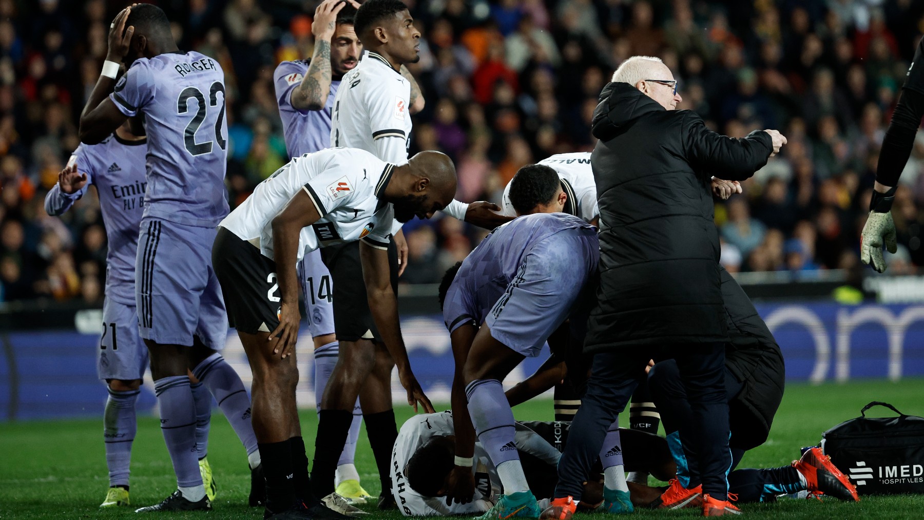 Mouctar Diakhaby, en el suelo tras lesionarse gravemente en el Valencia-Real Madrid. (EFE)