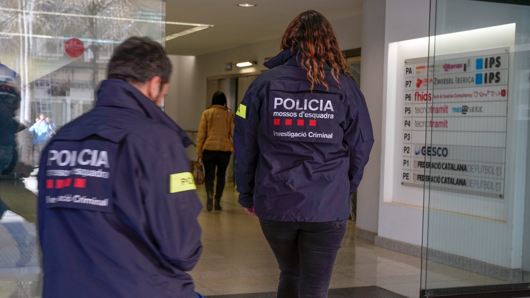 Los Mossos registran la sede de la Federación Catalana de Fútbol. (EFE)
