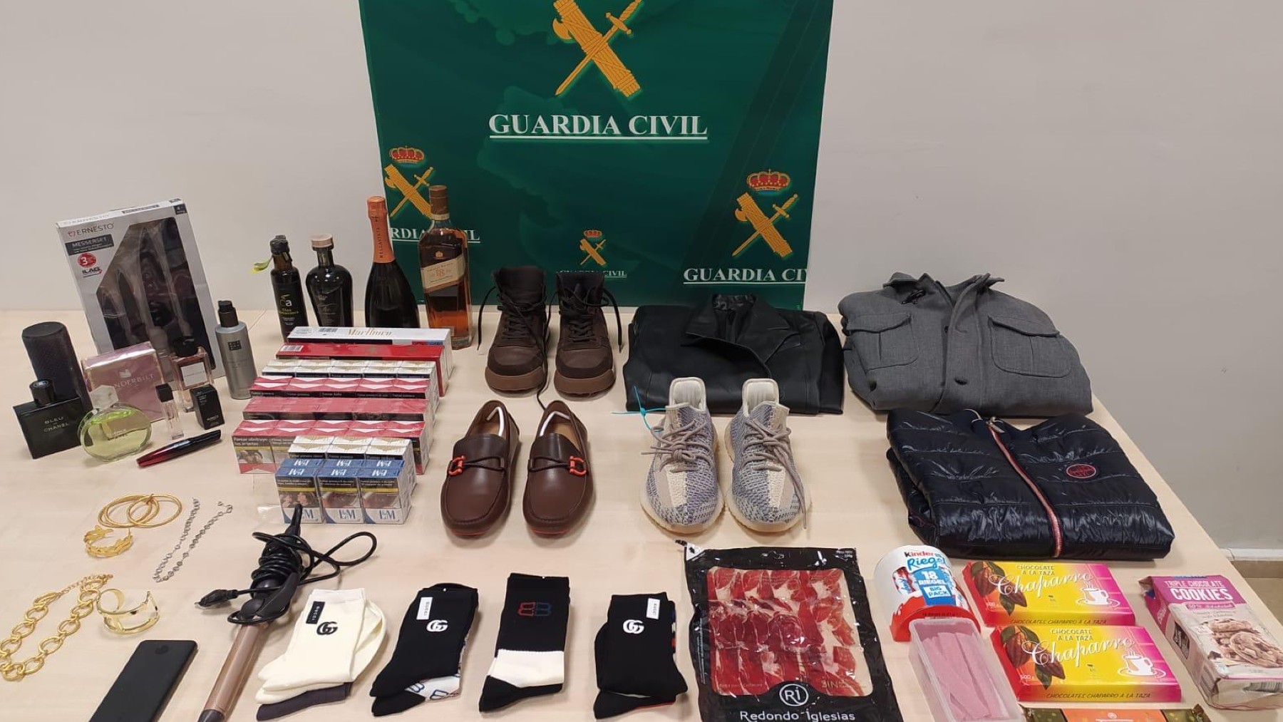 Algunos de los objetos robados de los equipajes de viajeros del aeropuerto de Barajas.