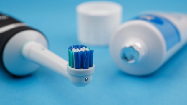 Lo haces mal y por eso te huele el aliento: los expertos aclaran cual es la forma correcta de cepillarse los dientes