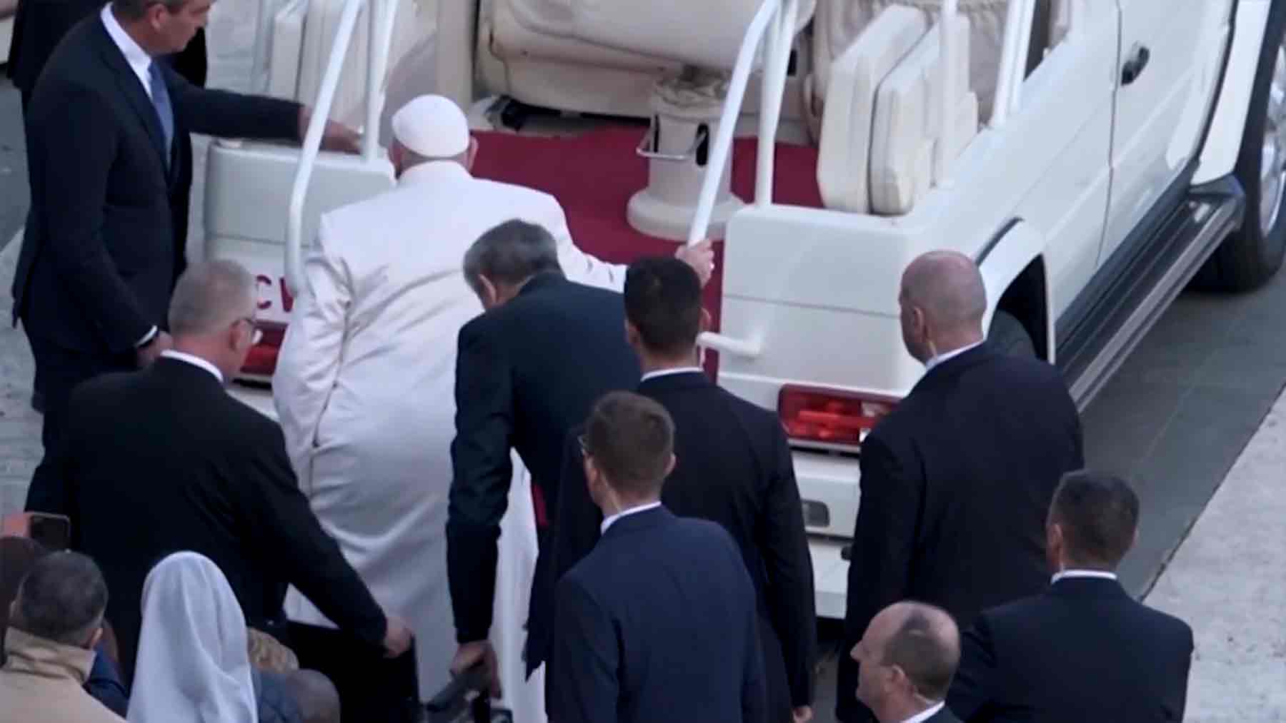 El Papa, tratando de subir sin éxito al ‘papamóvil’.