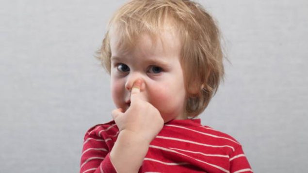 niños hurgan nariz
