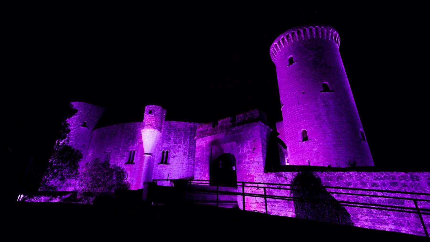 El Castillo de Bellver iluminado de morado.