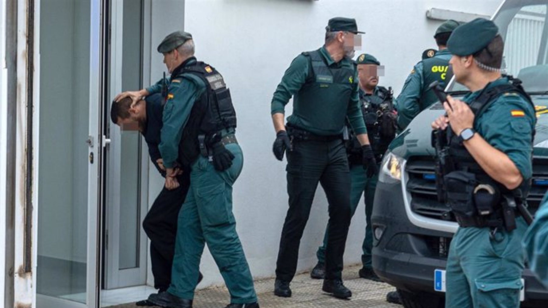 Guardia Civil con los arrestados. (EP)