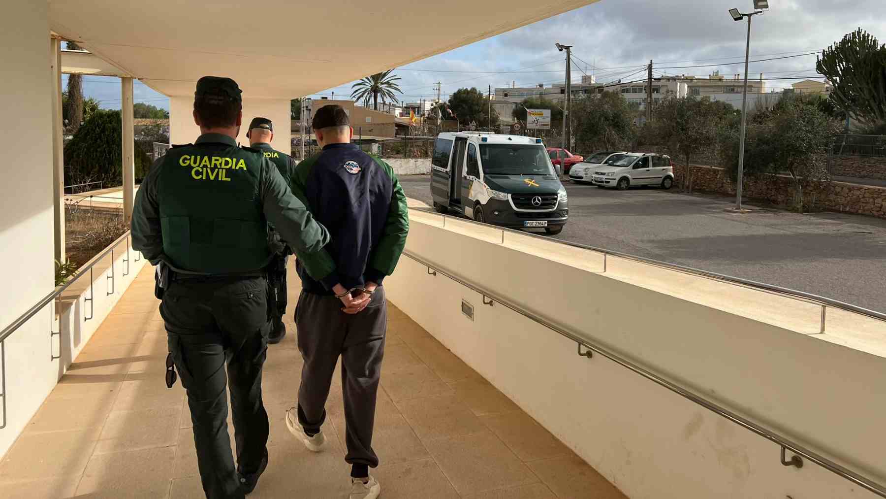 El detenido en Formentera, junto a dos agentes de la Guardia Civil.