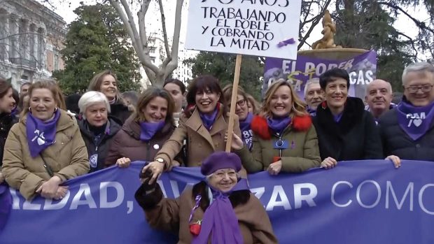 El feminismo acude dividido al 8M y lanza gritos contra Israel en la marcha de las ministras de Sánchez