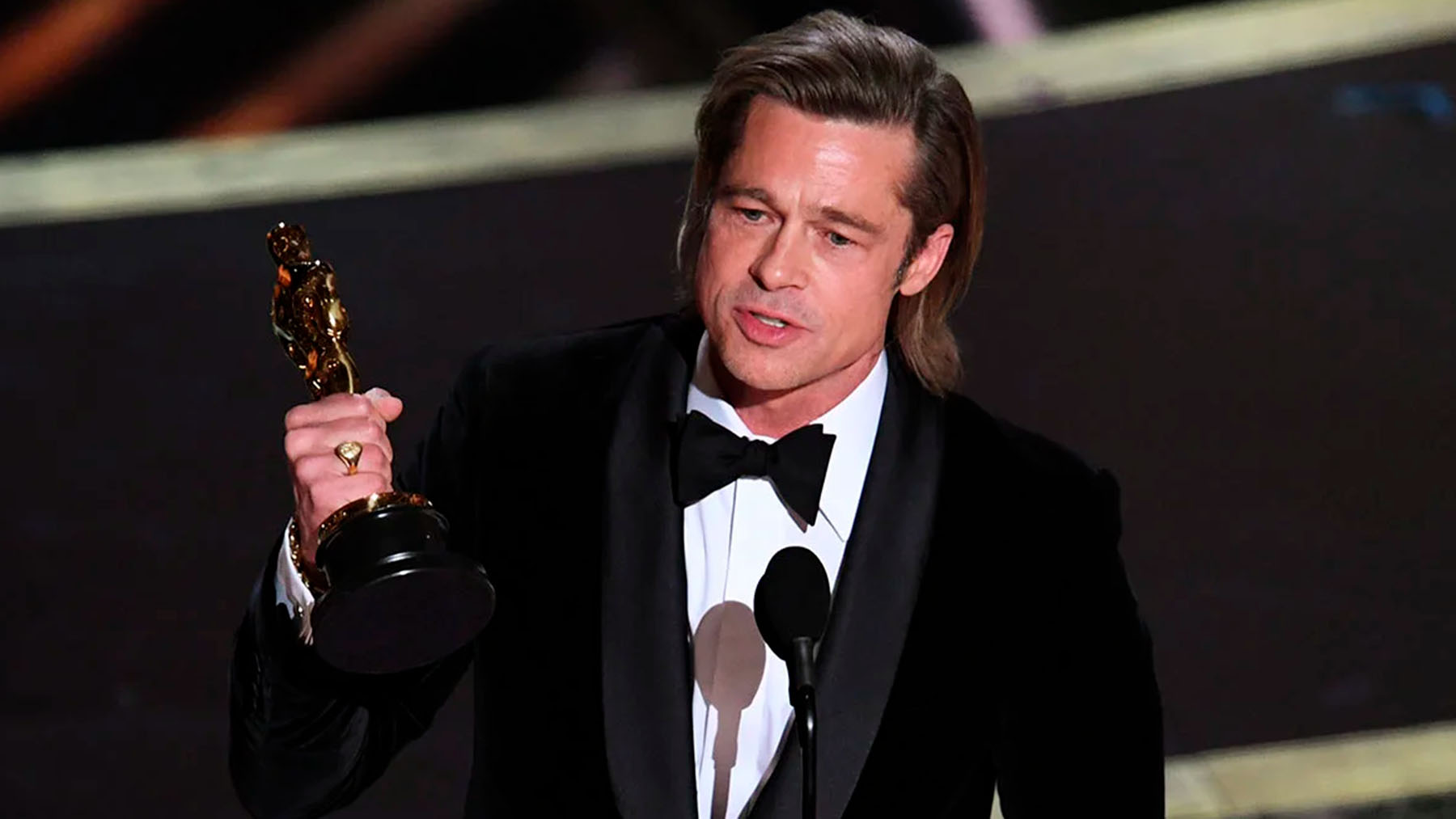Brad Pitt recogiendo su Oscar por ‘Érase una vez en Hollywood’ (Getty Images)
