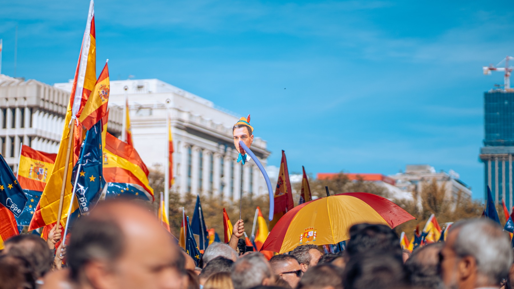 Decenas de personas manifestándose en Cibeles en noviembre de 2023 (Foto: Europa Press).