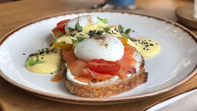 Este café escondido de Madrid es ideal para citas discretas: te decimos dónde esta y cómo es