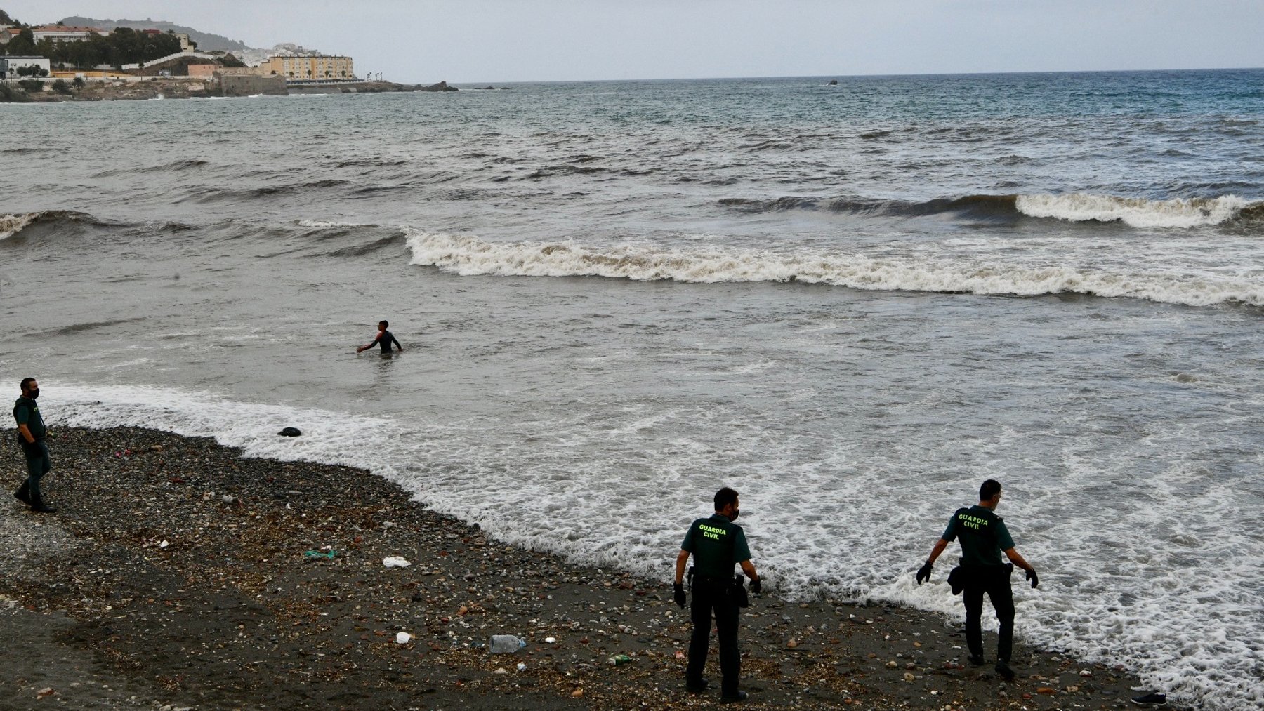 Guardias civiles interceptan a inmigrantes marroquíes en la playa de El Tarajal, en Ceuta (EUROPA PRESS).