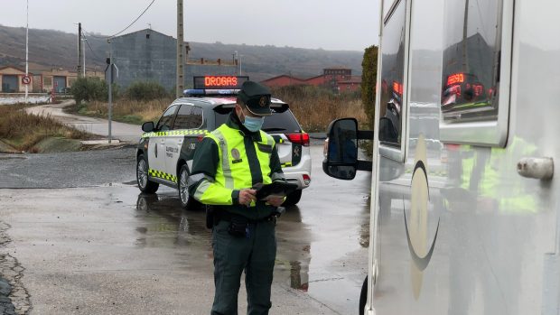 Guardia Civil haciendo control.