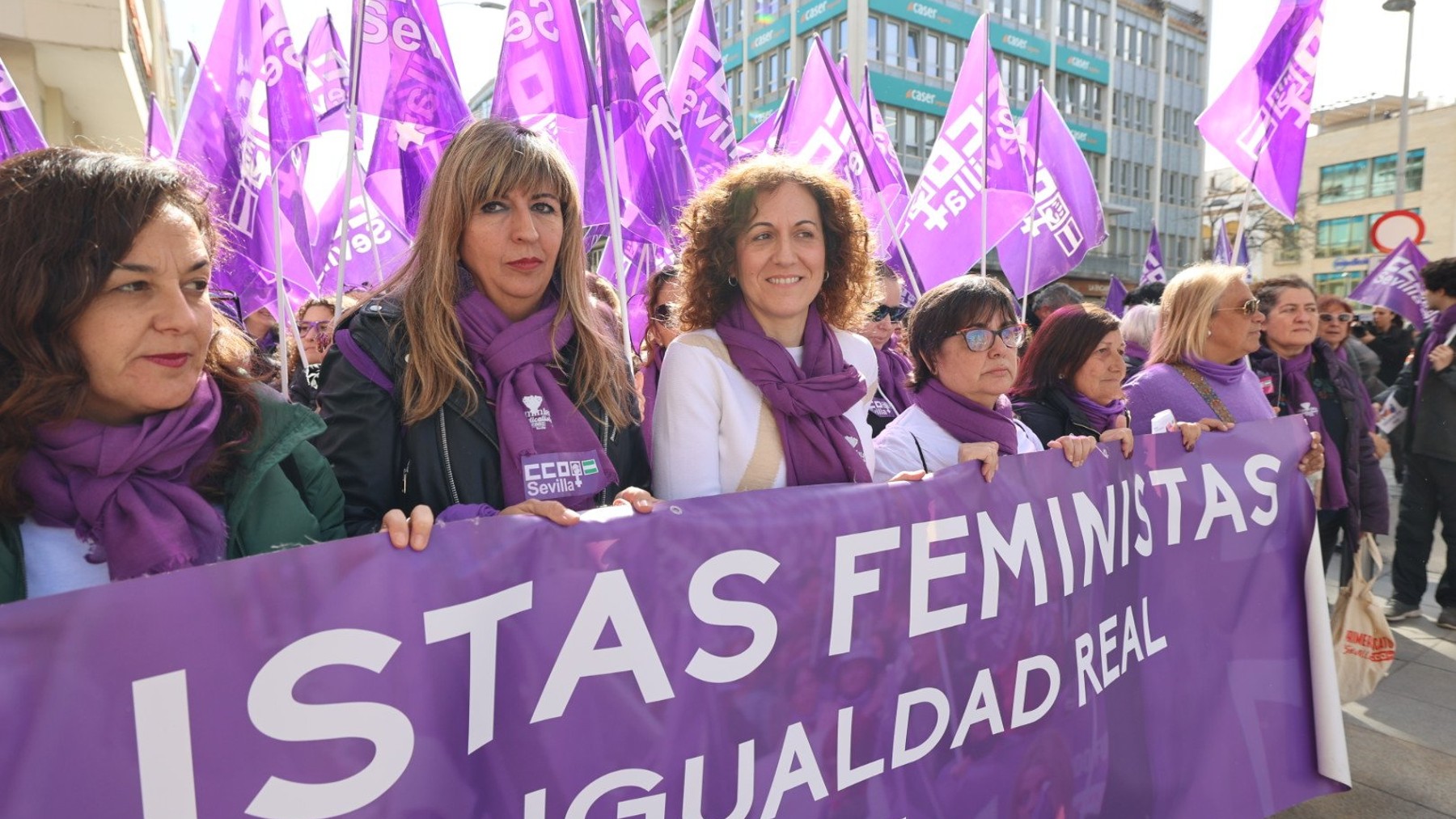 Feministas celebran el 8M bajo la sede de Vox en Sevilla.