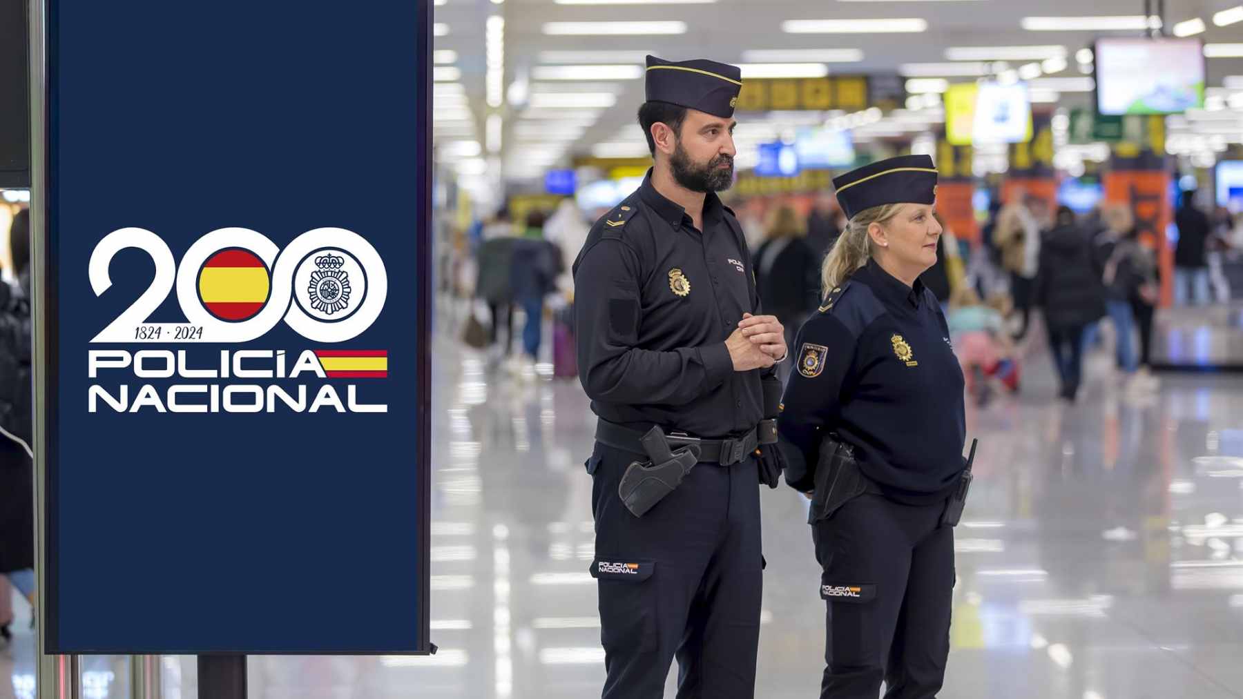 Dos agentes de la Policía Nacional en el aeropuerto de Palma.