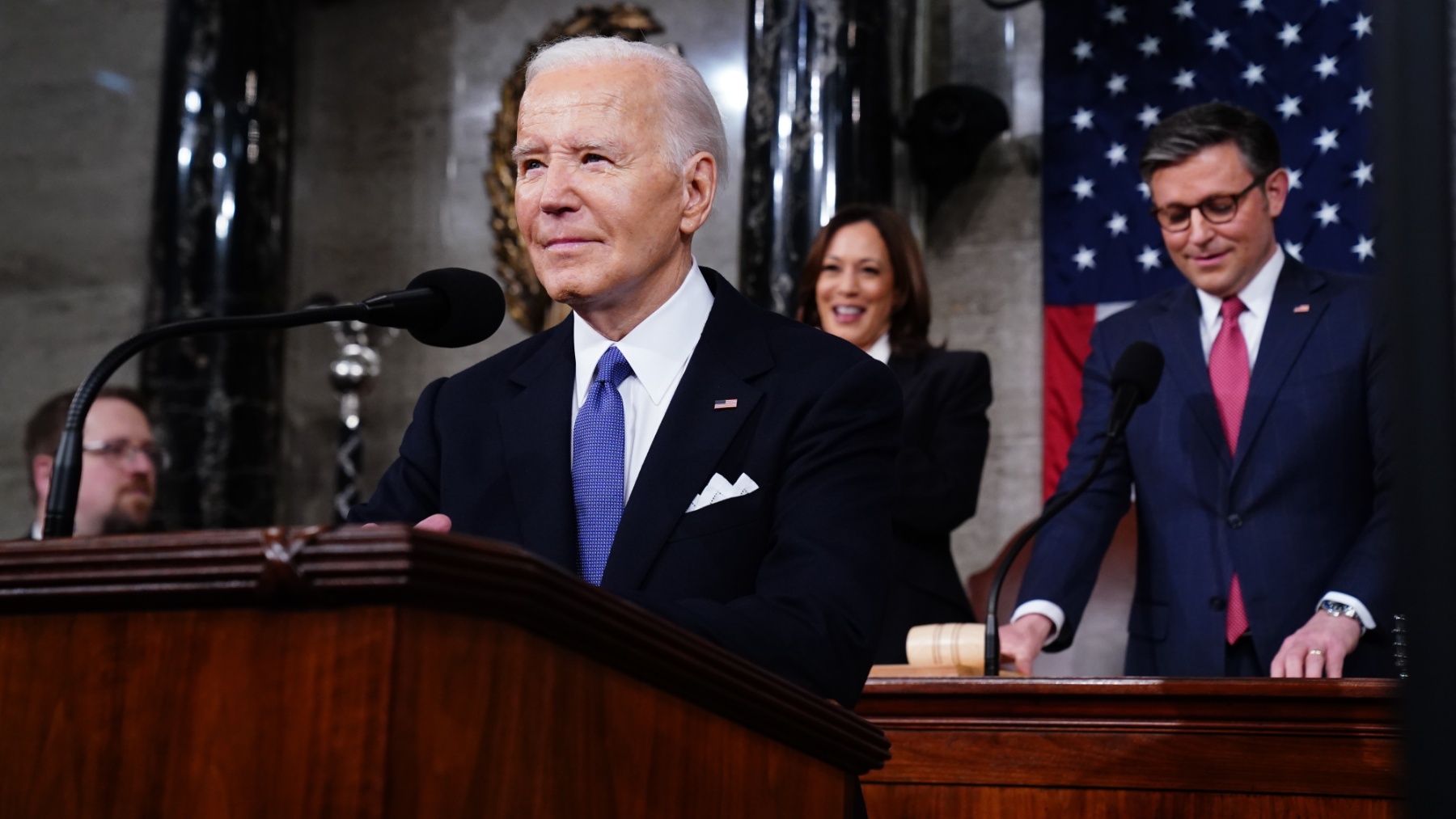 Joe Biden, con Mike Johnson y Kamala Harris (Foto: Europa Press).