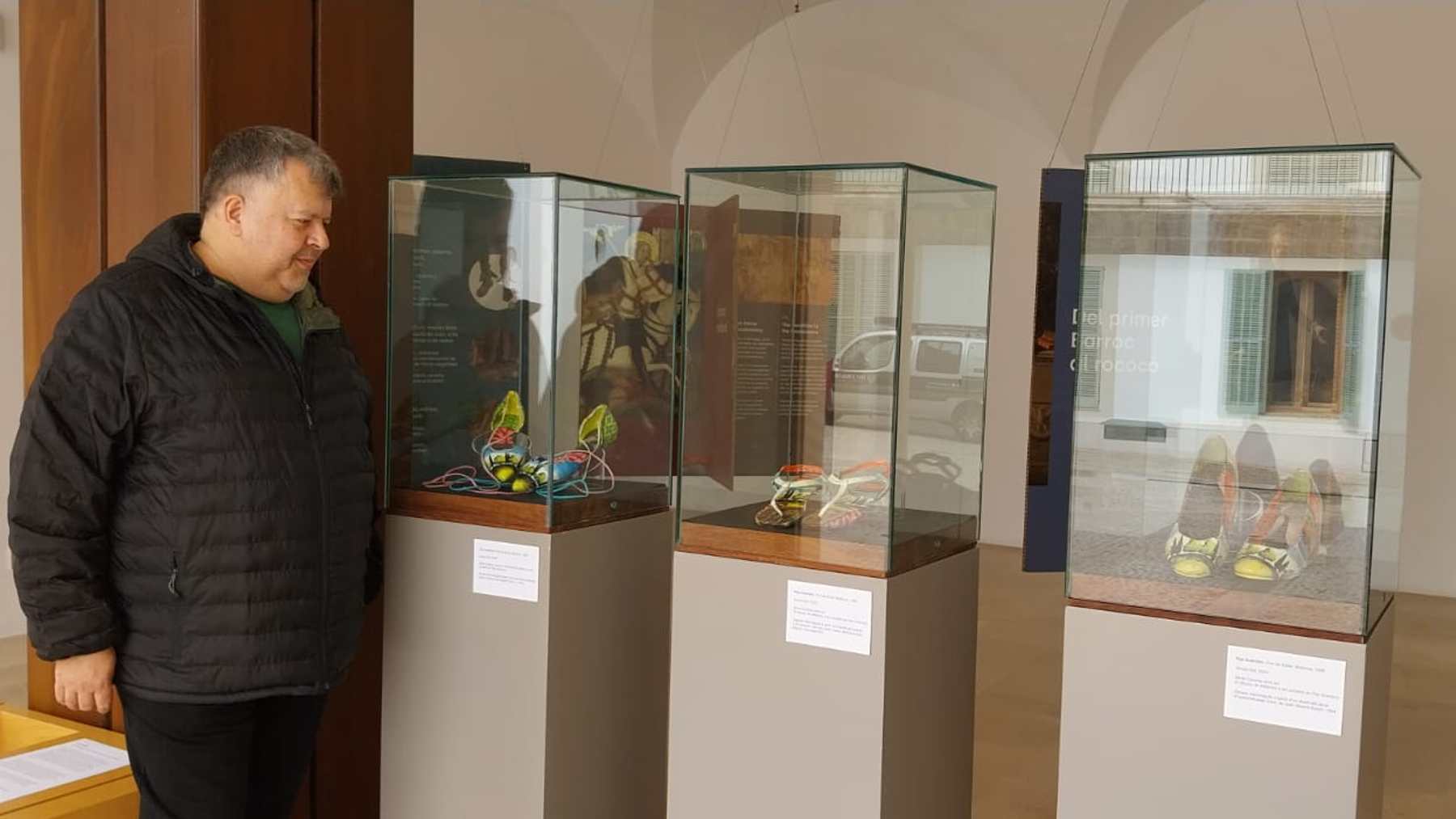 Pep Guerrero junto a sus obras intervenidas en el Museo de Mallorca.