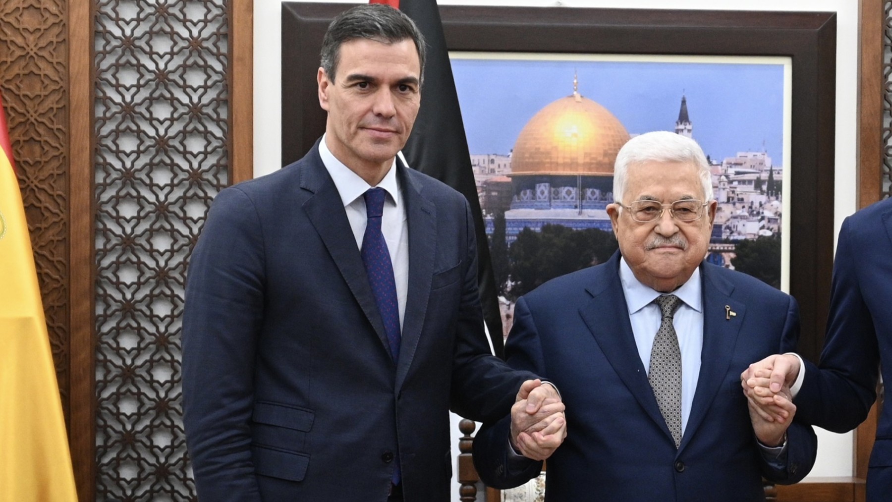 El presidente del Gobierno, Pedro Sánchez, junto al presidente de la Autoridad Nacional de Palestina, Mahmud Abás.