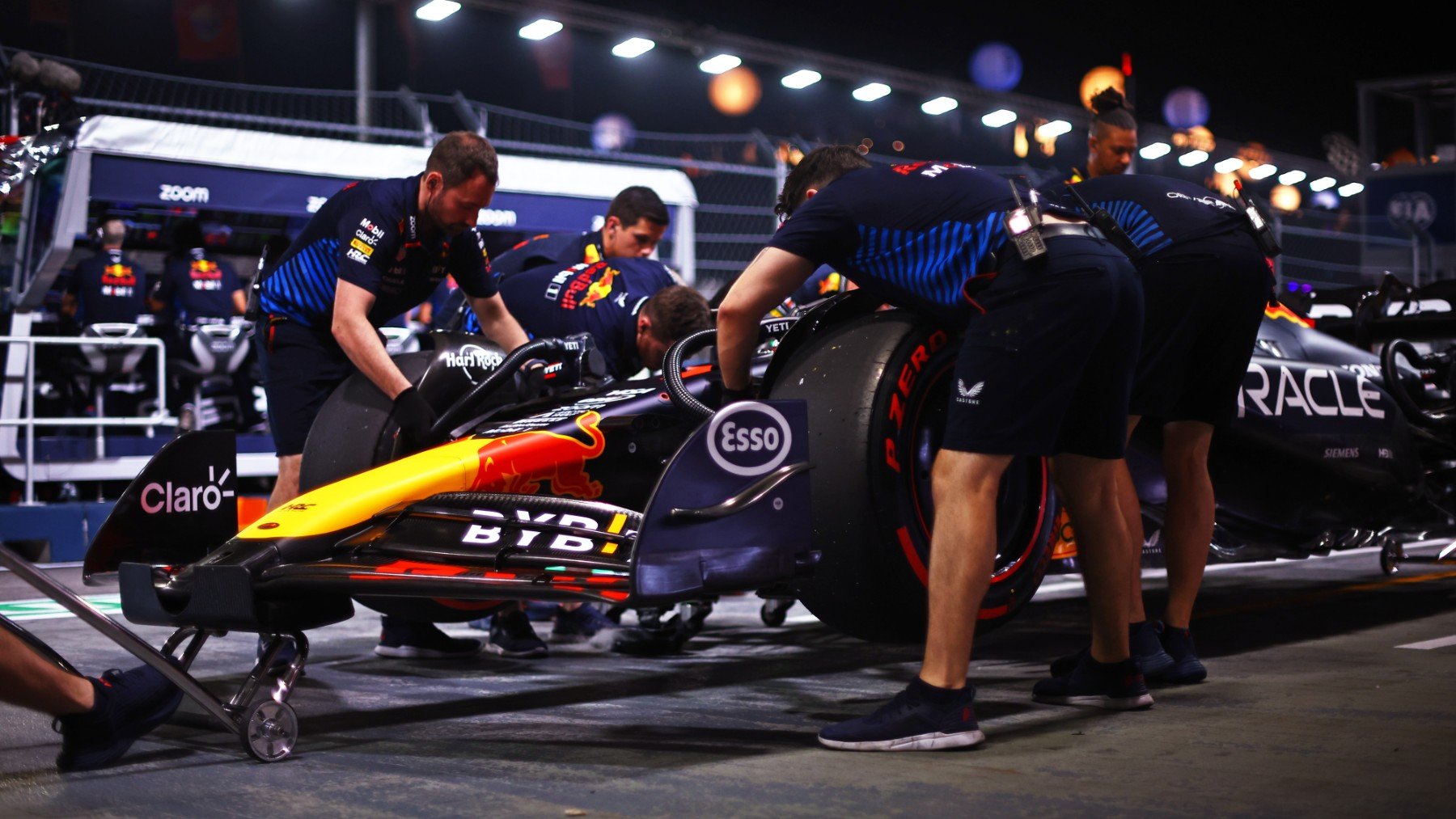 Mecánicos de Red Bull en boxes. (Getty)