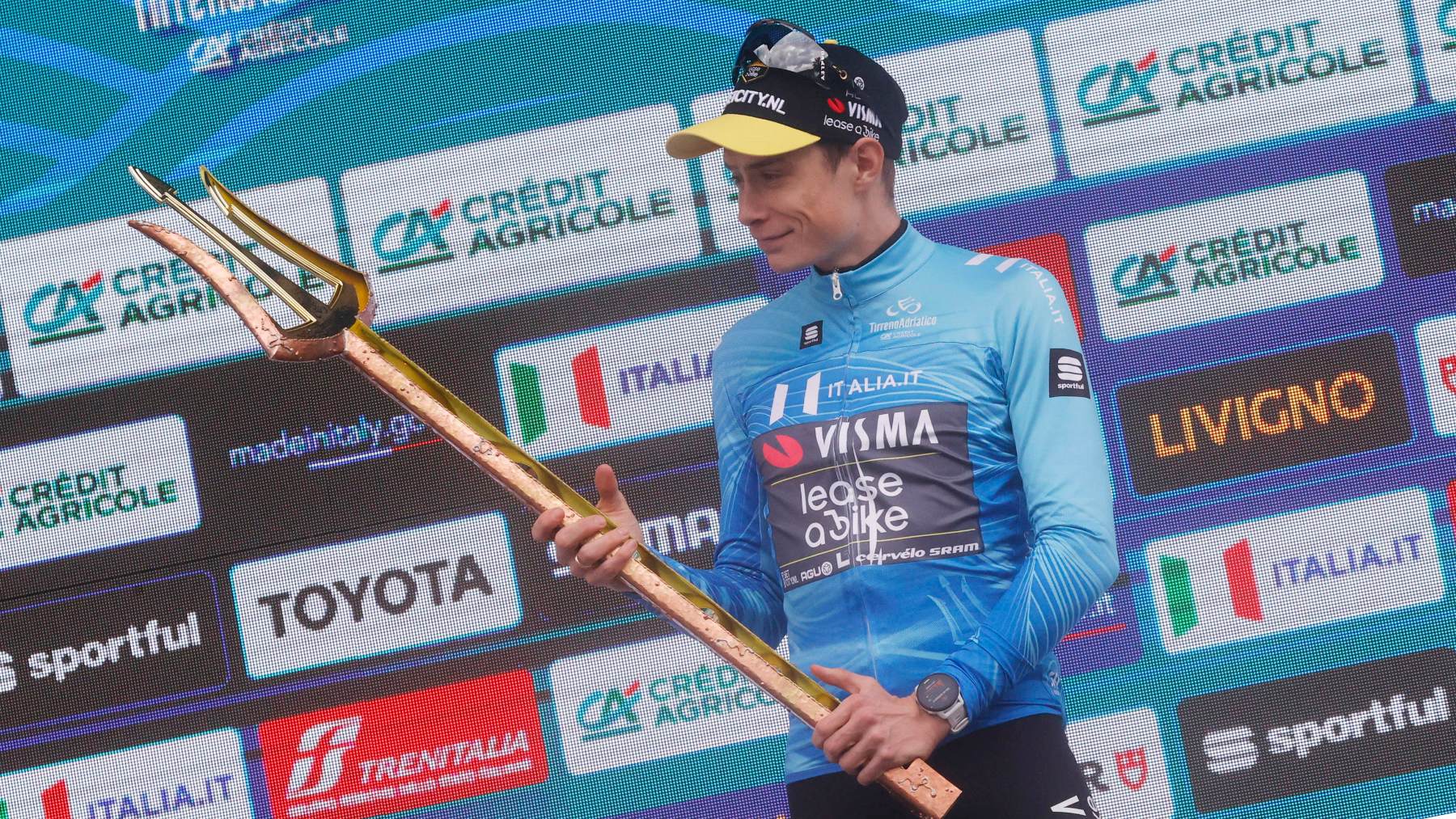 Vingegaard celebra su triunfo en la Tirreno-Adriático. (EFE)