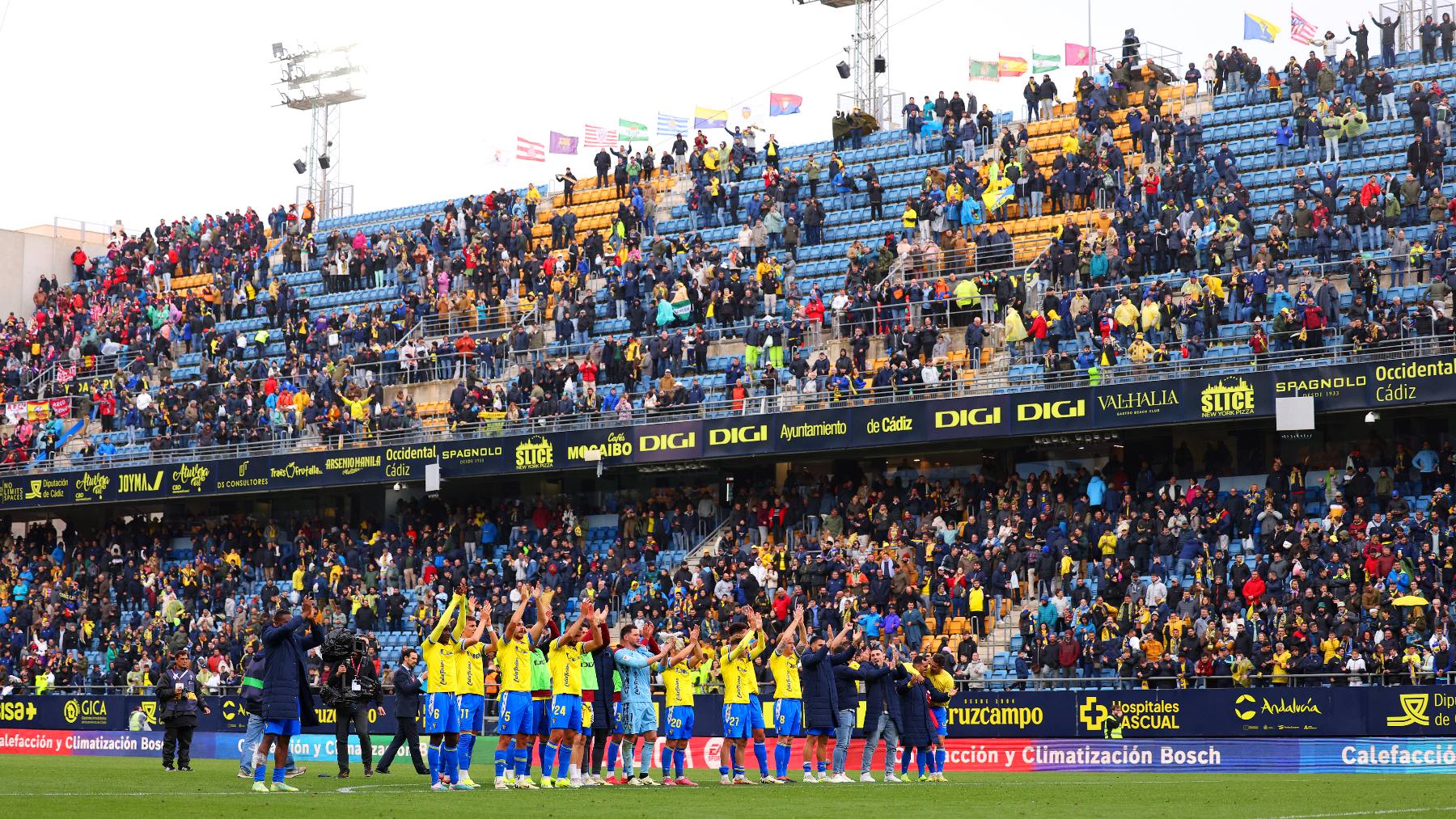 Los jugadores del Cádiz celebran la victoria contra el Atlético. (Getty)