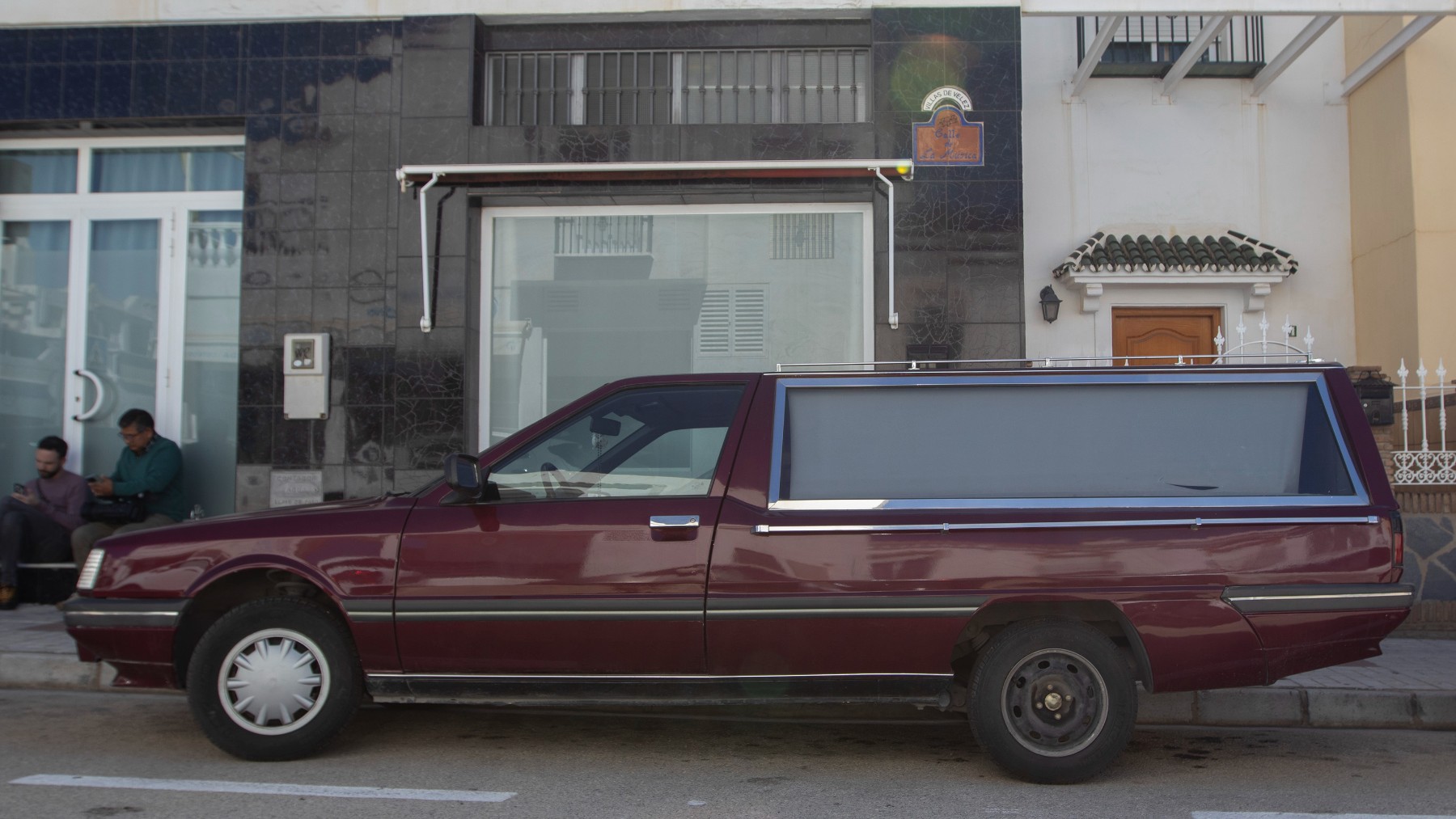 El coche fúnebre en Vélez-Málaga que ha provocado las quejas de los vecinos (Foto: Efe).