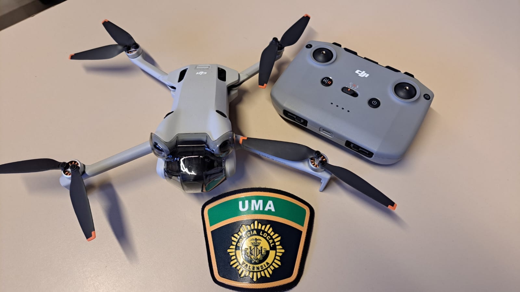 La Unidad de Drones de la Policía Local de Valencia ha ‘cazado’ un dron este lunes en plena ‘mascletá’.