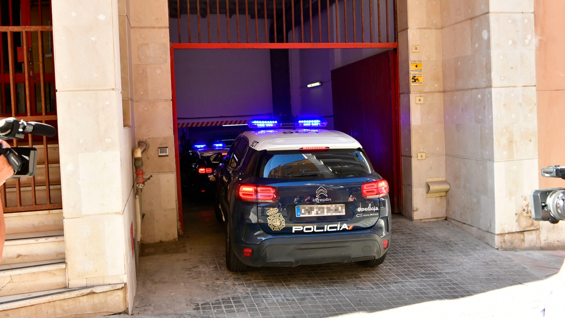 Un vehículo de la Policía Nacional entra al Juzgado de Menores de Ceuta (EUROPA PRESS).