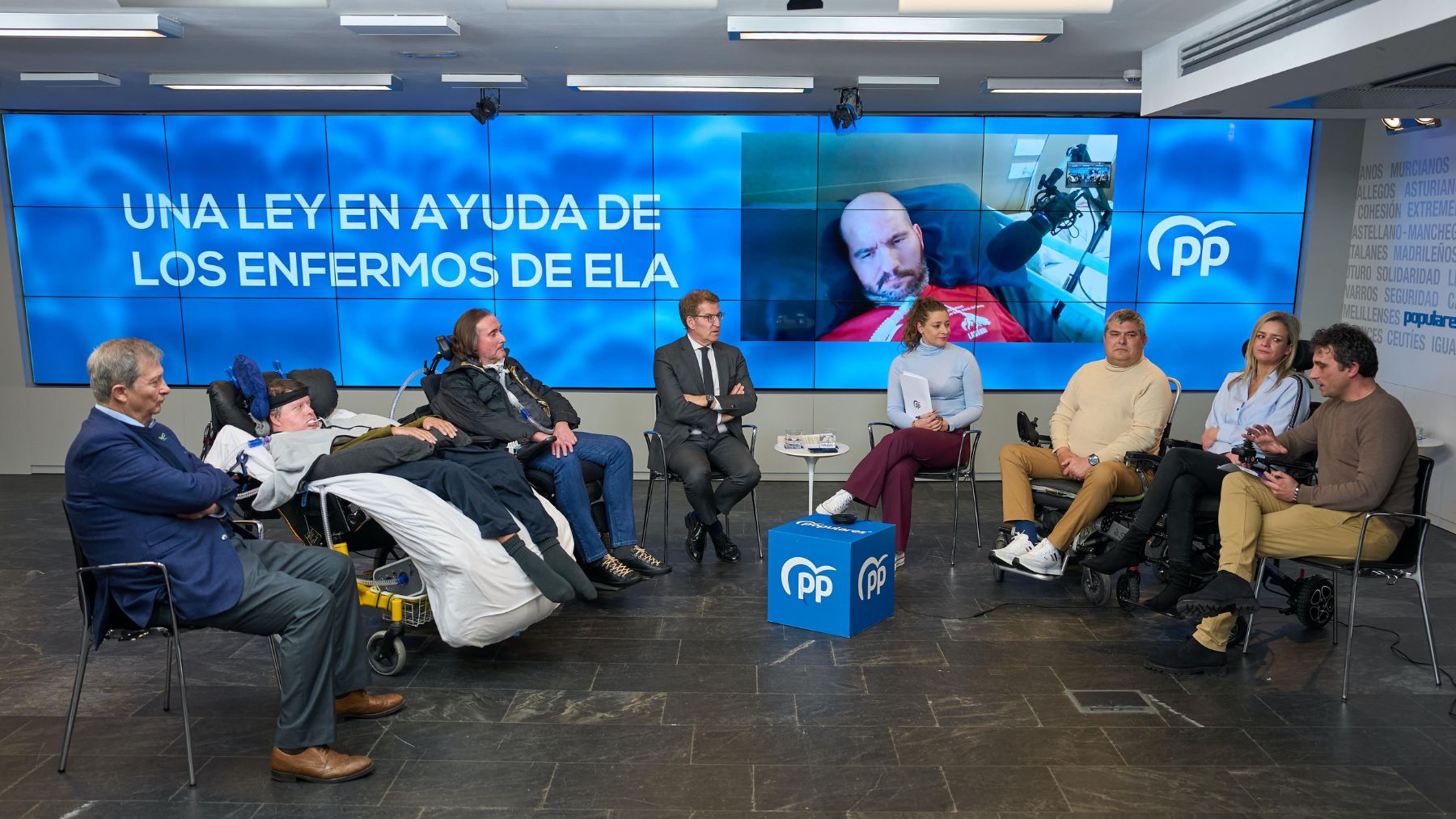 Alberto Núñez Feijóo, durante su reunión con afectados de ELA.