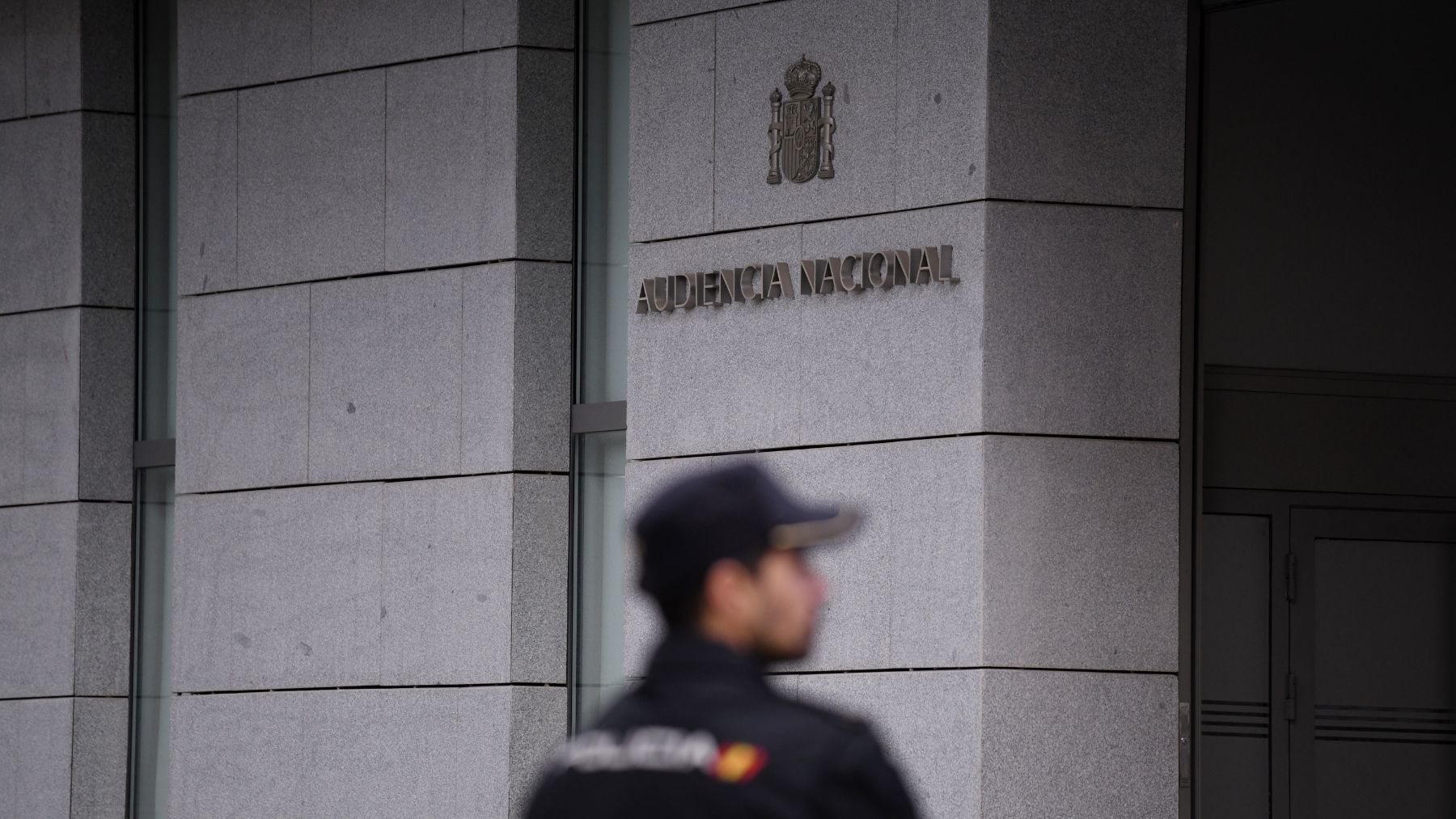 Un agente de Policía en la entrada de la Audiencia Nacional.