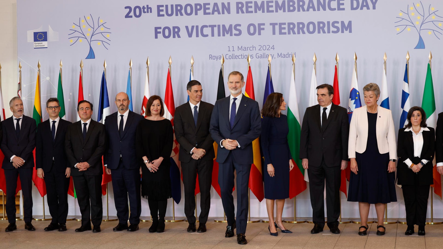 Los Reyes junto con las autoridades españolas y europeas y víctimas de atentados.