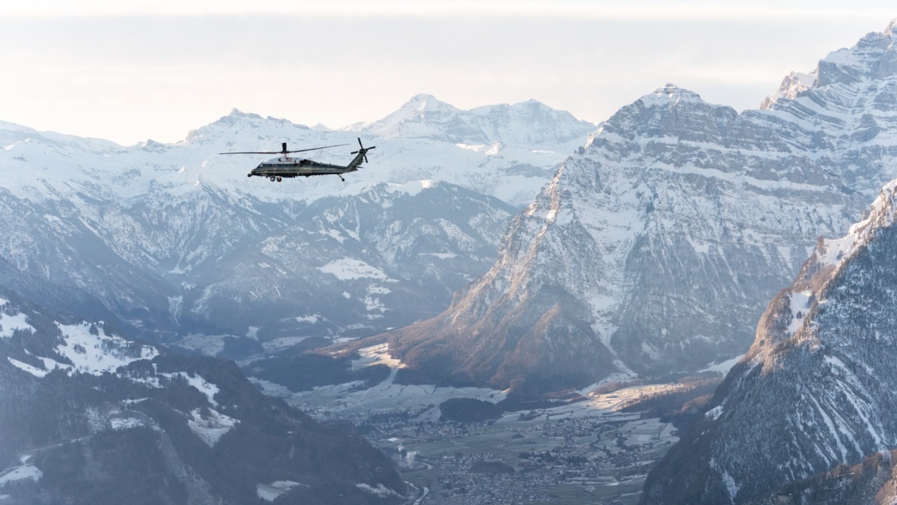 Un helicóptero sobrevuela los Alpes suizos. (Foto: Ep)