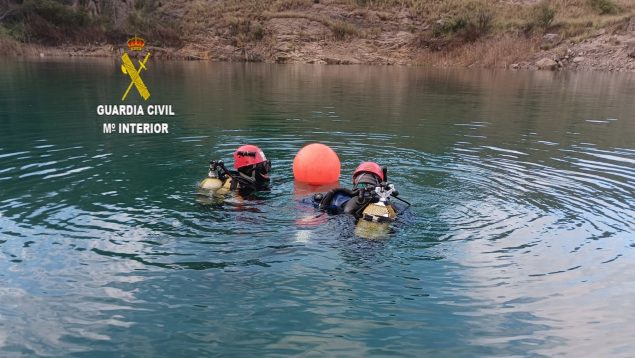 Rescatado a 42 metros de profundidad el cadáver de un espeleólogo desaparecido en un lago de Sevilla