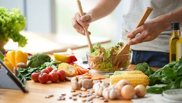 8 superalimentos que necesitas en tu dieta diaria para transformar tu bienestar: guía esencial para una nutrición óptima
