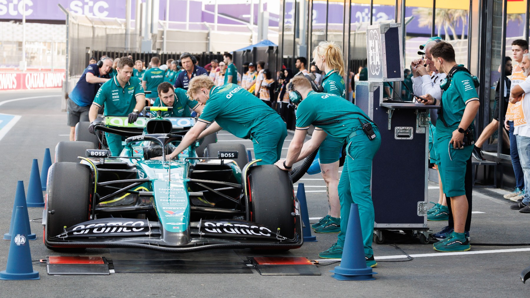 Los mecánicos de Aston Martin poniendo a punto el monoplaza de Fernando Alonso. (Europa Press)