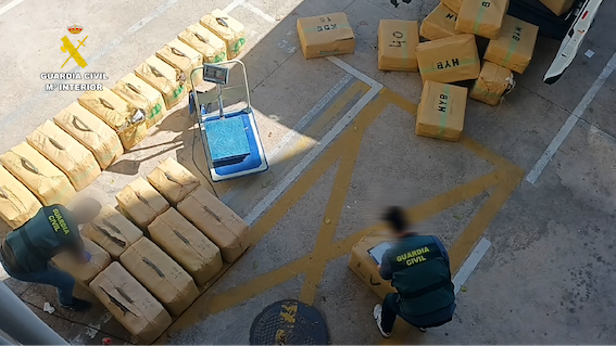 Agentes de la Guardia Civil inspeccionan los 42 fardos interceptados con hachís en Castellón.