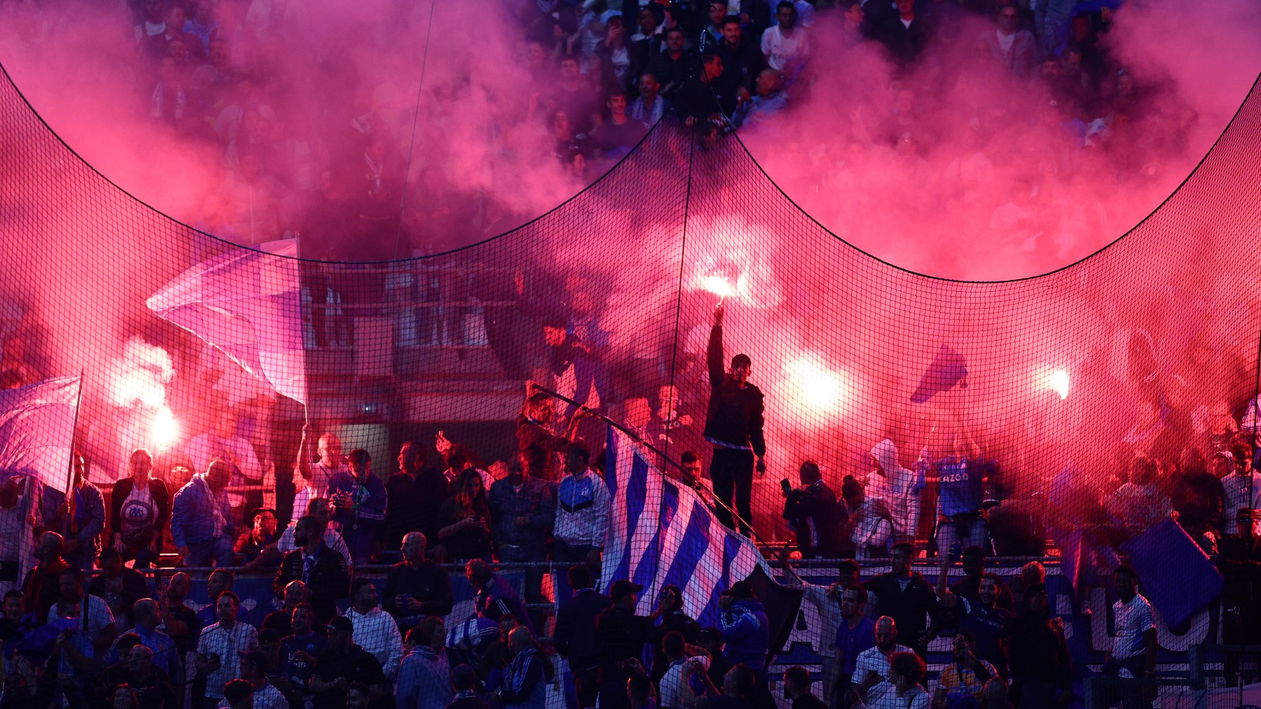 Los aficionados del Olympique de Marsella en un partido en casa. (Getty)
