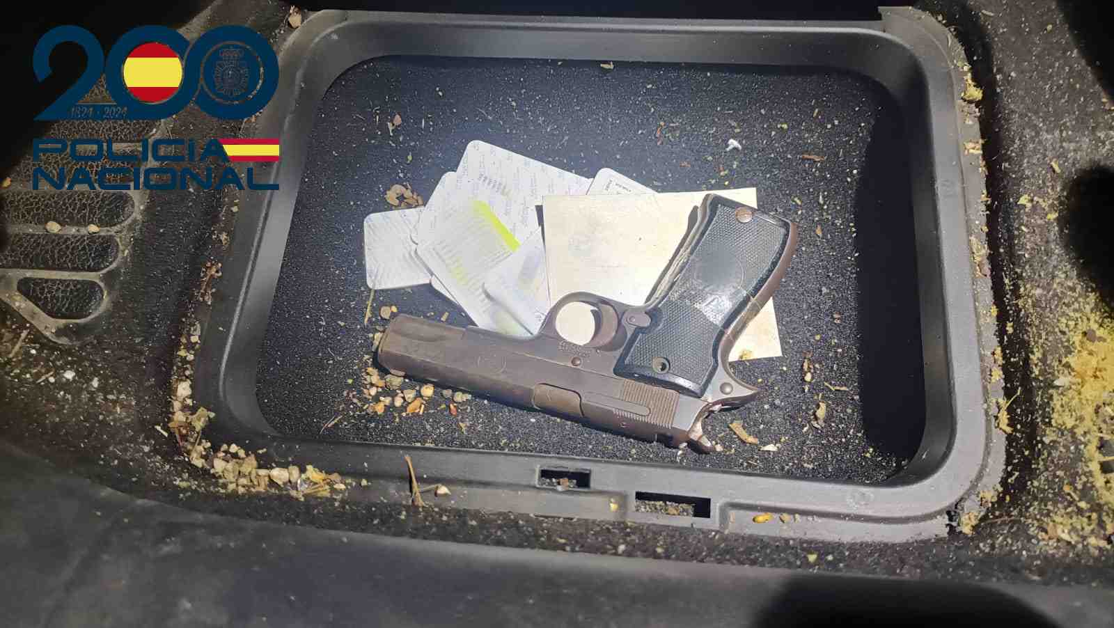 Pistola que guardaba el detenido en el interior de su coche. POLICÍA NACIONAL