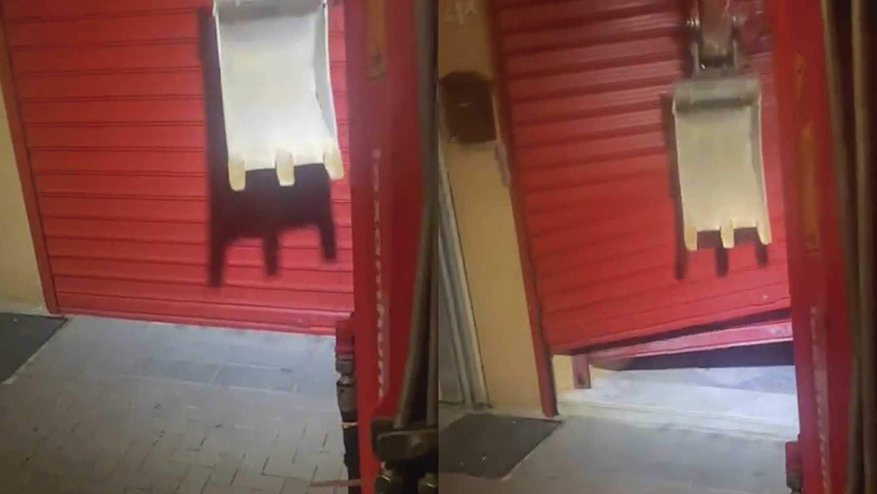 Una máquina excavadora reventando la puerta de la sede del PSOE.