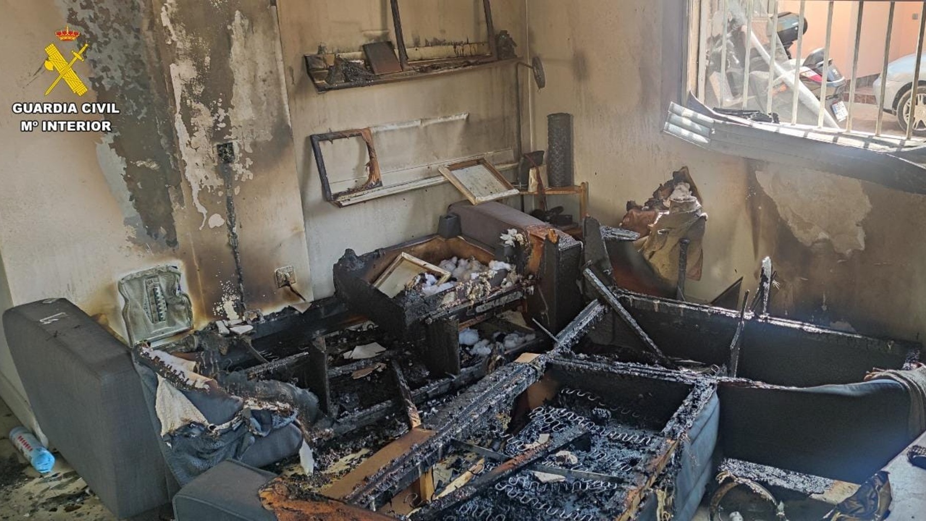 Estado de la vivienda incendiada en Gines (GUARDIA CIVIL).